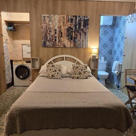 Servants' Quarters Studio Apartment Валетта Экстерьер фото